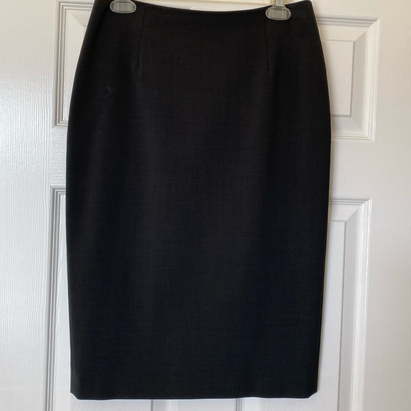 In excellent condition like new Theory size 8 very dark charcoal gray skirt . - Picture 1 of 9